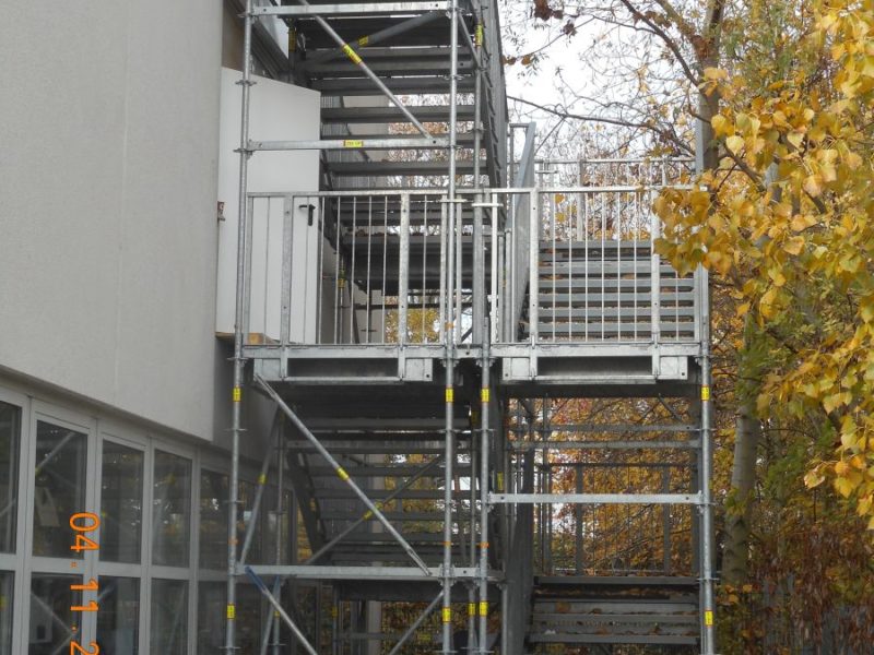 Treppentürme Separate Treppentürme sind als Fluchtweg bei Umfangreichen Arbeiten und für Gerüste mit einer Standhöhe von mehr als 10,00 m vorgeschrieben, können aber gleichzeitig als Materialtransportweg genutzt werden, was die tägliche Arbeit aller Gewerke erheblich erleichtert.