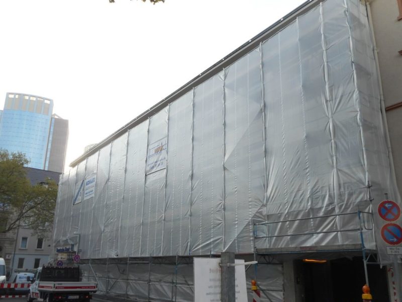 Einhausung Fußgängerzonen sollen zum Verweilen und Einkaufen einladen. Da können Staub, Lärm oder einfach nur der Anblick einer Baustelle störend wirken. In einem solchen Fall sorgen wir für eine Einhausung, damit weniger Schmutz und Lärm nach außen dringt – manchmal dient das Arbeitsgerüst mit einer „ankündigenden Verkleidung“ aber auch dazu, eine Neu- oder Wiedereröffnung etwas spannender zu gestalten.